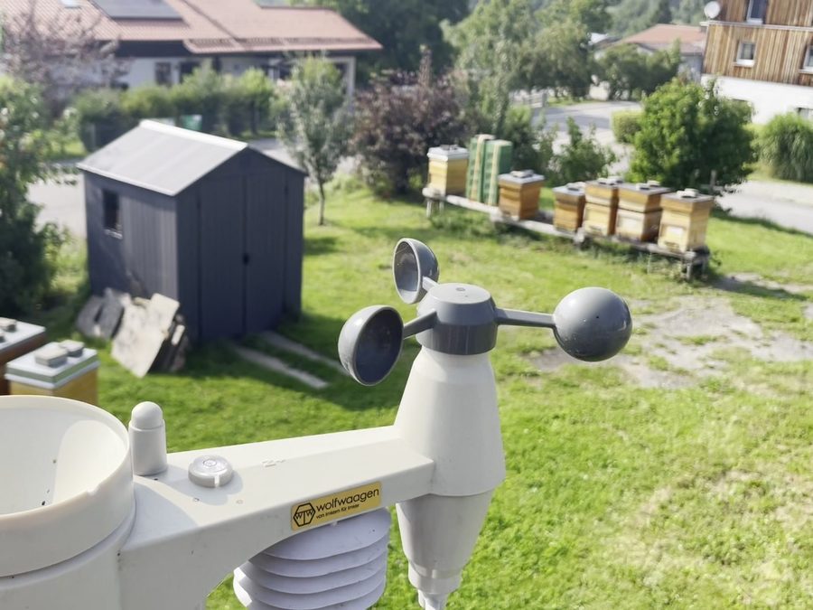 Wetterstation der Stockwaagen, dahinter die Bienenbeuten